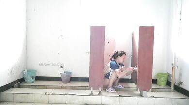 4月流出佼佼者全景厕拍系列苏州工业园电子厂女工宿舍女厕升级全景 沟底双视角偷拍有几个颜值厂妹 (10)