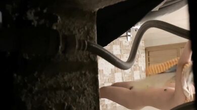 贵在真实，出租房气窗冒死偷拍，合租姐妹日常洗香香，身材都不错，扎马步洗逼