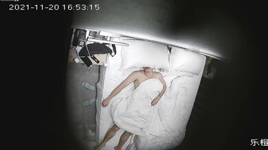 真实泄密大学城宾馆上帝视角欣赏学生情侣开房激情造爱，反差女友挺清纯漂亮的一手看电话一手掏鸡巴很骚，脱光干一炮吧