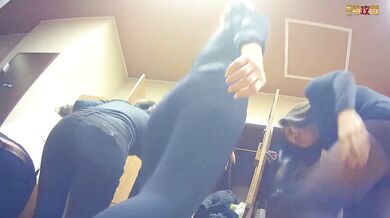 大型洗浴中心内部员工偷拍几个白白嫩嫩的美少妇洗澡换衣服 (2)