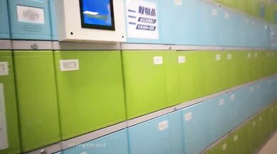 大众浴室内部员工偷拍多位白嫩的美女洗澡换衣服