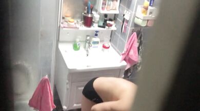 冒死爬窗偷窥楼下的少妇洗澡一边洗澡一边训斥小孩