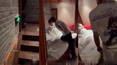 浙江温州捉奸事件！妻子带女儿寻奸夫被捉奸在床！女儿在旁玩iPad 女方在啪啪！4分11秒完整版视频