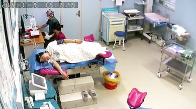最新流出私房售价70元的国内医院妇产科摄像头监控02年7月孕妇分娩手术高清偷拍视频流出 (3)