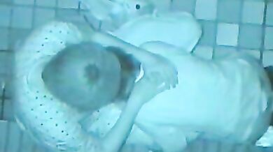 日本情侣野外大战被人用红外线盗摄，在巷口、角落、楼梯口、树林中等地方大战，战况激烈 第一弹