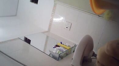 咸湿房东低价把房子租给两个合租的女大学生浴室偷放设备偷拍她俩洗澡逼毛还挺浓密性感的很有撸点